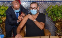 جلالة الملك محمد السادس يتلقى الجرعة الأولى من اللقاح المضاد لكوفيد 19 بالقصر الملكي بفاس ويعلن الانطلاقة الفعلية للحملة الوطنية للتلقيح