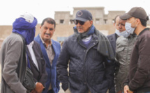 رئيس المجلس الجماعي لبوجدور يشرف على مواصلة عملية أشغال التعبيد والتبليط بشوارع وأزقة حي الأمان